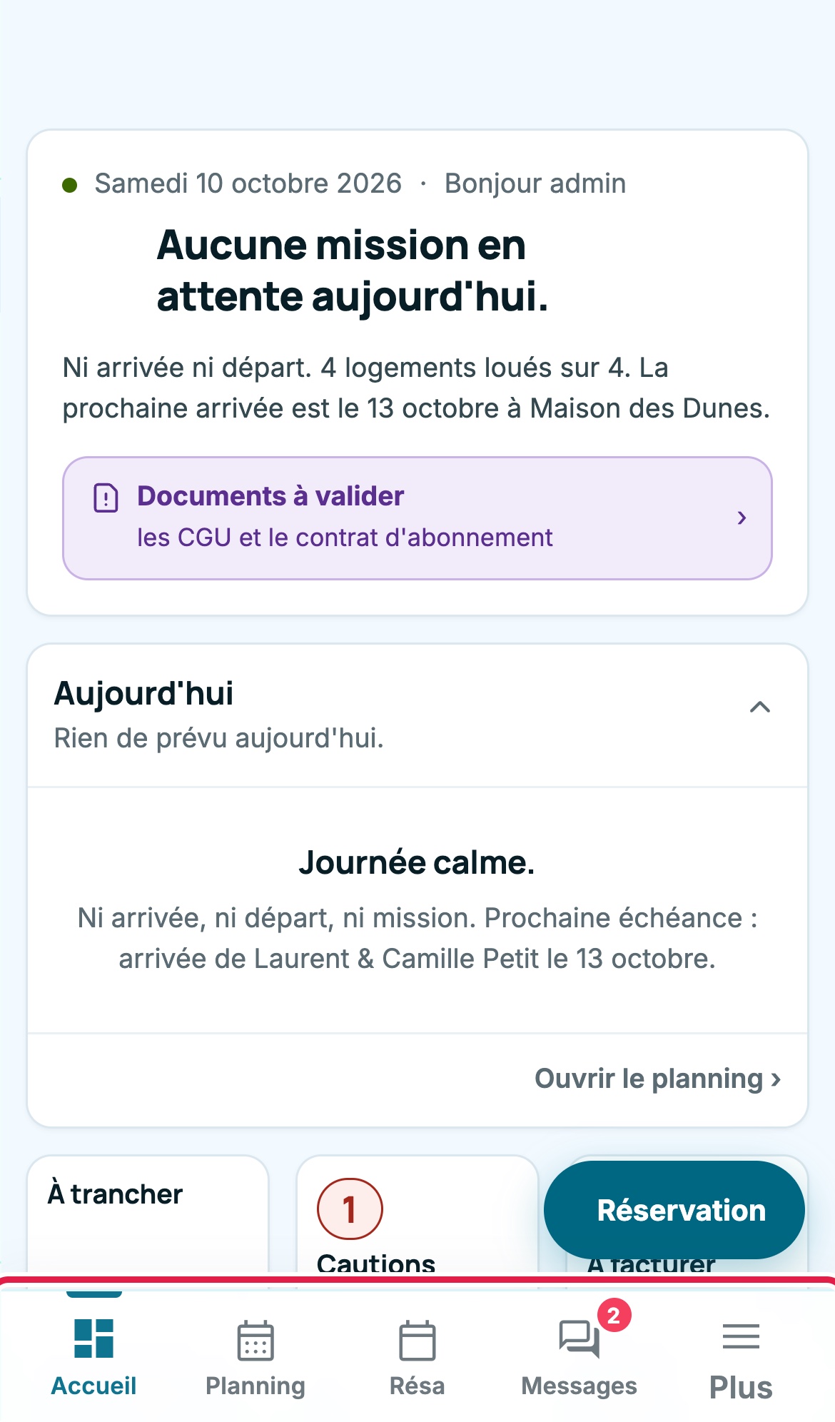 Tableau de bord sur téléphone avec la barre du bas encadrée : Accueil, Planning, Résa, Messages et Plus