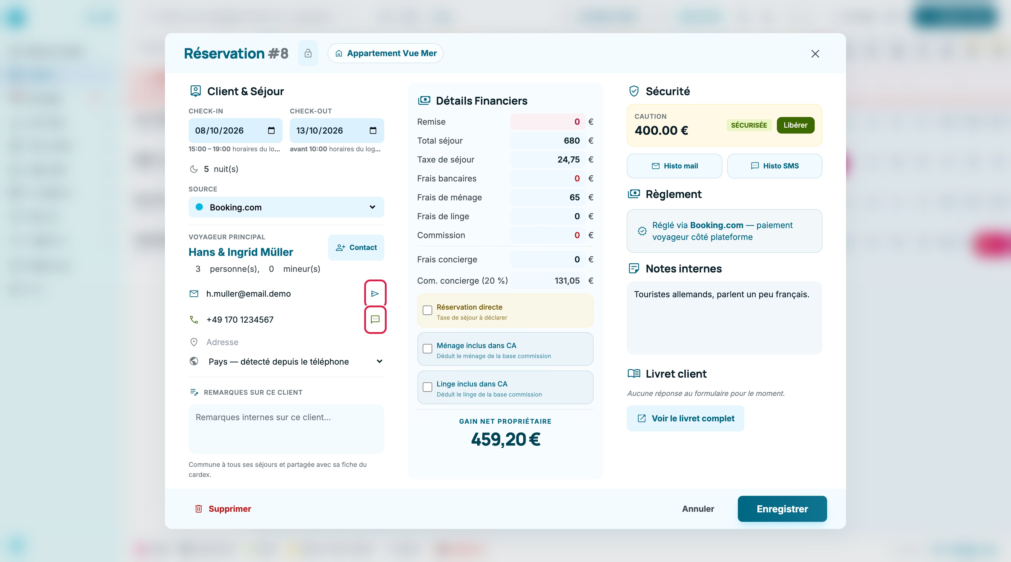 Fiche d'une réservation ouverte depuis le planning : dans le bloc Client et Séjour, les icônes Envoyer un email et Envoyer un SMS sont encadrées à droite de l'adresse e-mail et du téléphone du voyageur