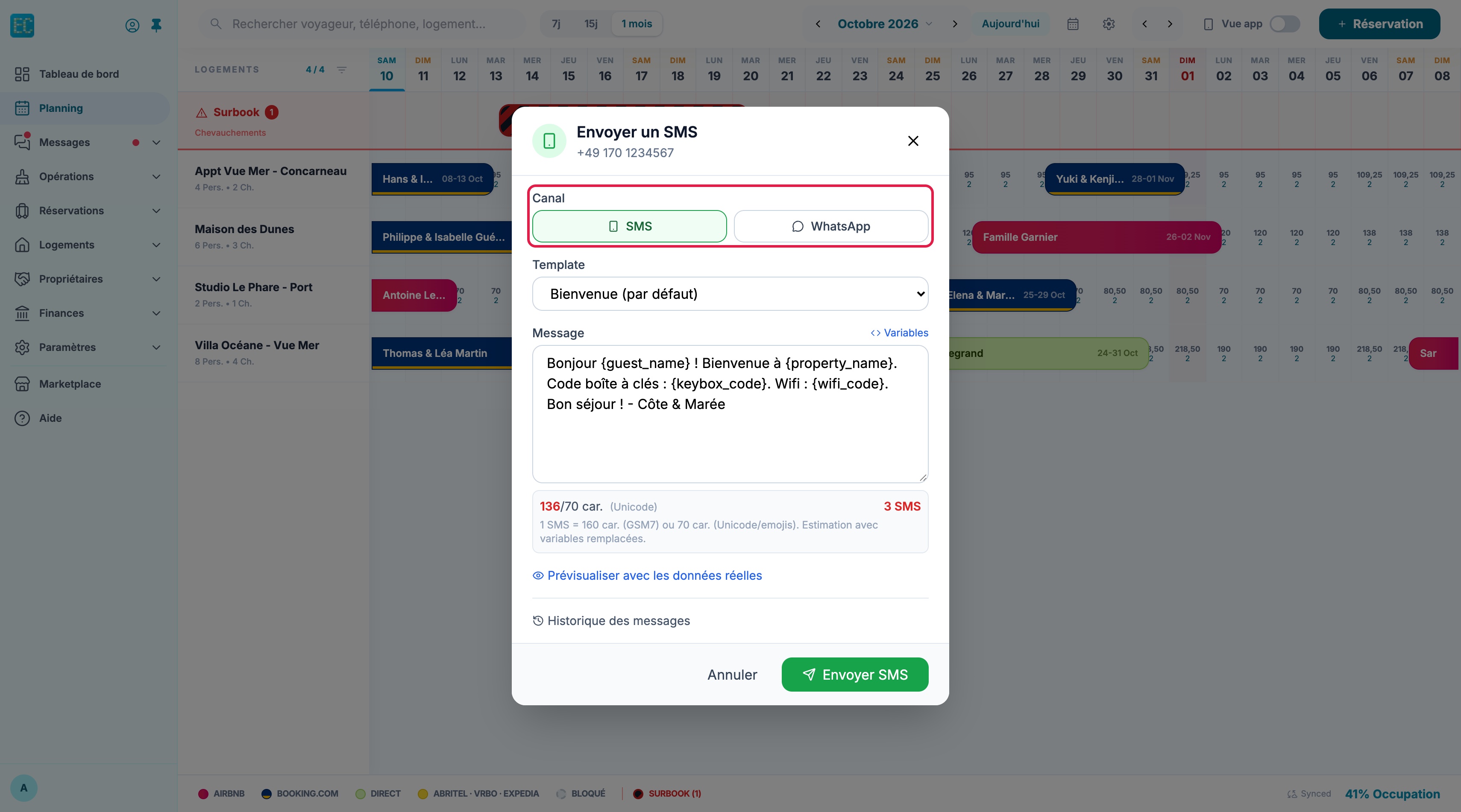 Fenêtre Envoyer un SMS : choix du canal SMS ou WhatsApp encadré, modèle Bienvenue sélectionné, message avec variables, compteur de caractères et nombre de SMS, lien Prévisualiser avec les données réelles, bouton Envoyer SMS
