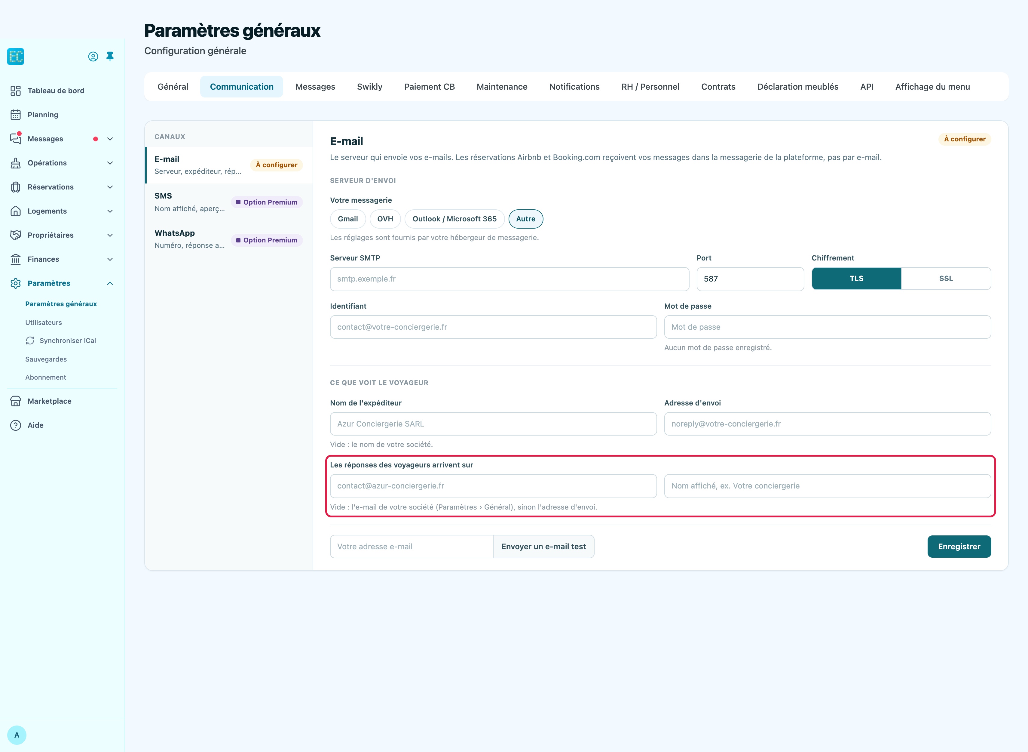 Paramètres, onglet Communication, canal E-mail : colonne Canaux à gauche (E-mail, SMS, WhatsApp), bloc Serveur d'envoi avec les boutons Gmail, OVH, Outlook / Microsoft 365 et Autre, les champs Serveur SMTP, Port, Chiffrement TLS ou SSL, Identifiant et Mot de passe ; bloc Ce que voit le voyageur avec le Nom de l'expéditeur, l'Adresse d'envoi et les champs Les réponses des voyageurs arrivent sur, encadrés ; en bas, le champ d'adresse, le bouton Envoyer un e-mail test et le bouton Enregistrer