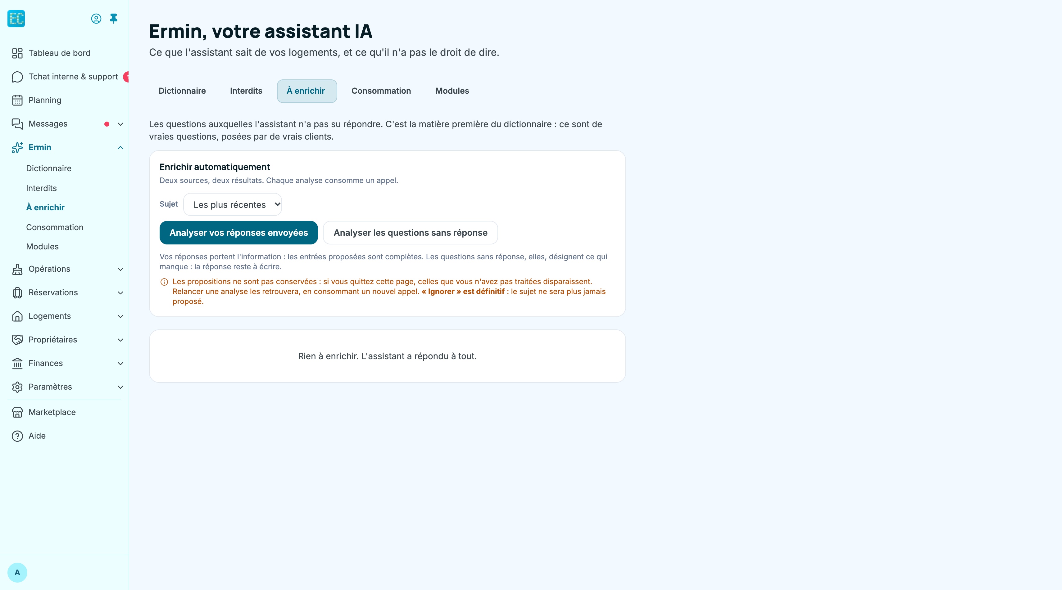 Onglet À enrichir : bloc « Enrichir automatiquement » avec le menu Sujet « Les plus récentes », les boutons « Analyser vos réponses envoyées » et « Analyser les questions sans réponse » et leurs avertissements ; dessous, la file vide : « Rien à enrichir. L'assistant a répondu à tout. »