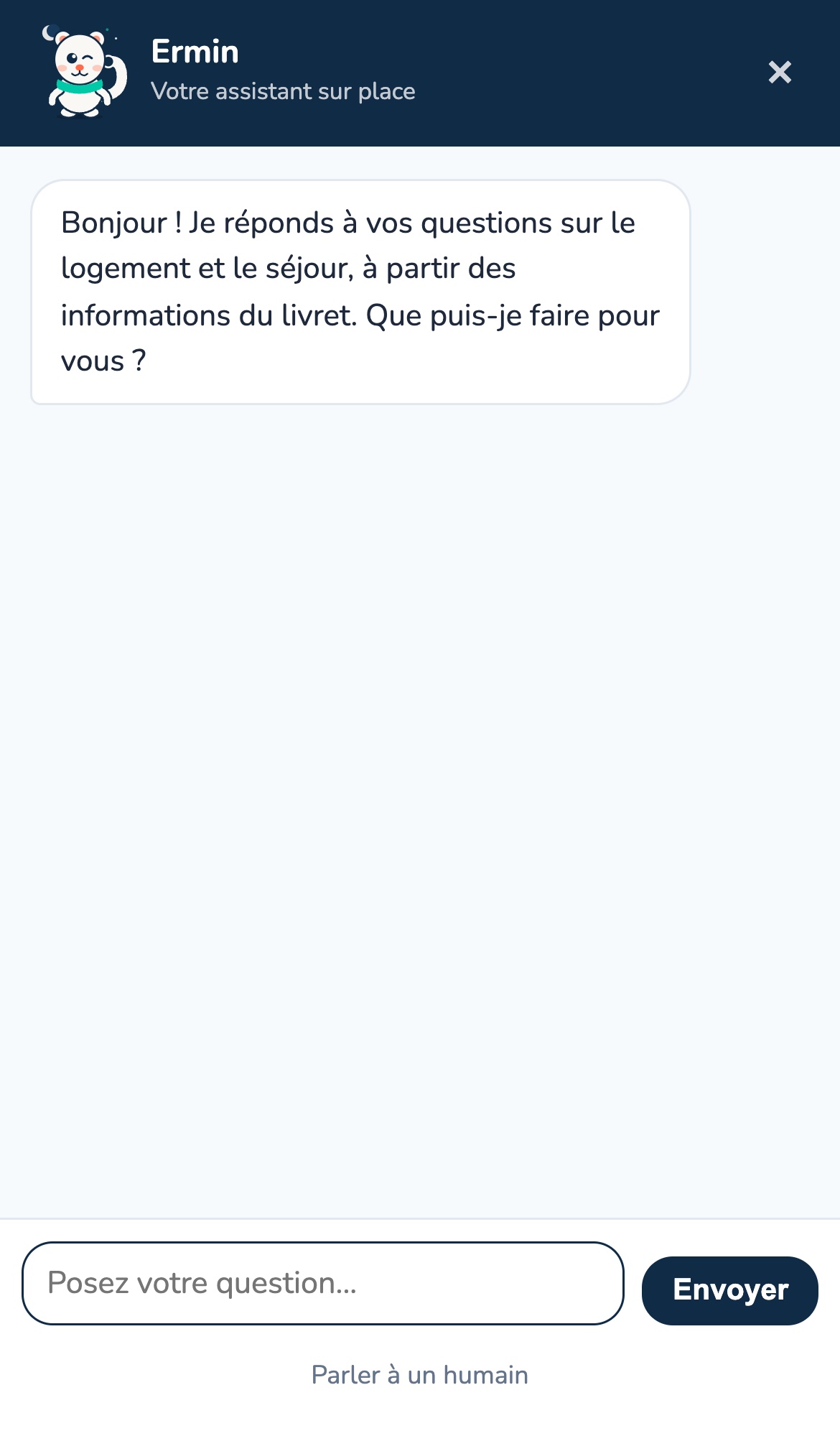 Panneau Ermin ouvert sur téléphone : en-tête « Ermin, Votre assistant sur place » avec la croix de fermeture, message d'accueil « Bonjour ! Je réponds à vos questions sur le logement et le séjour, à partir des informations du livret. Que puis-je faire pour vous ? », champ « Posez votre question… » vide, bouton Envoyer et lien « Parler à un humain »