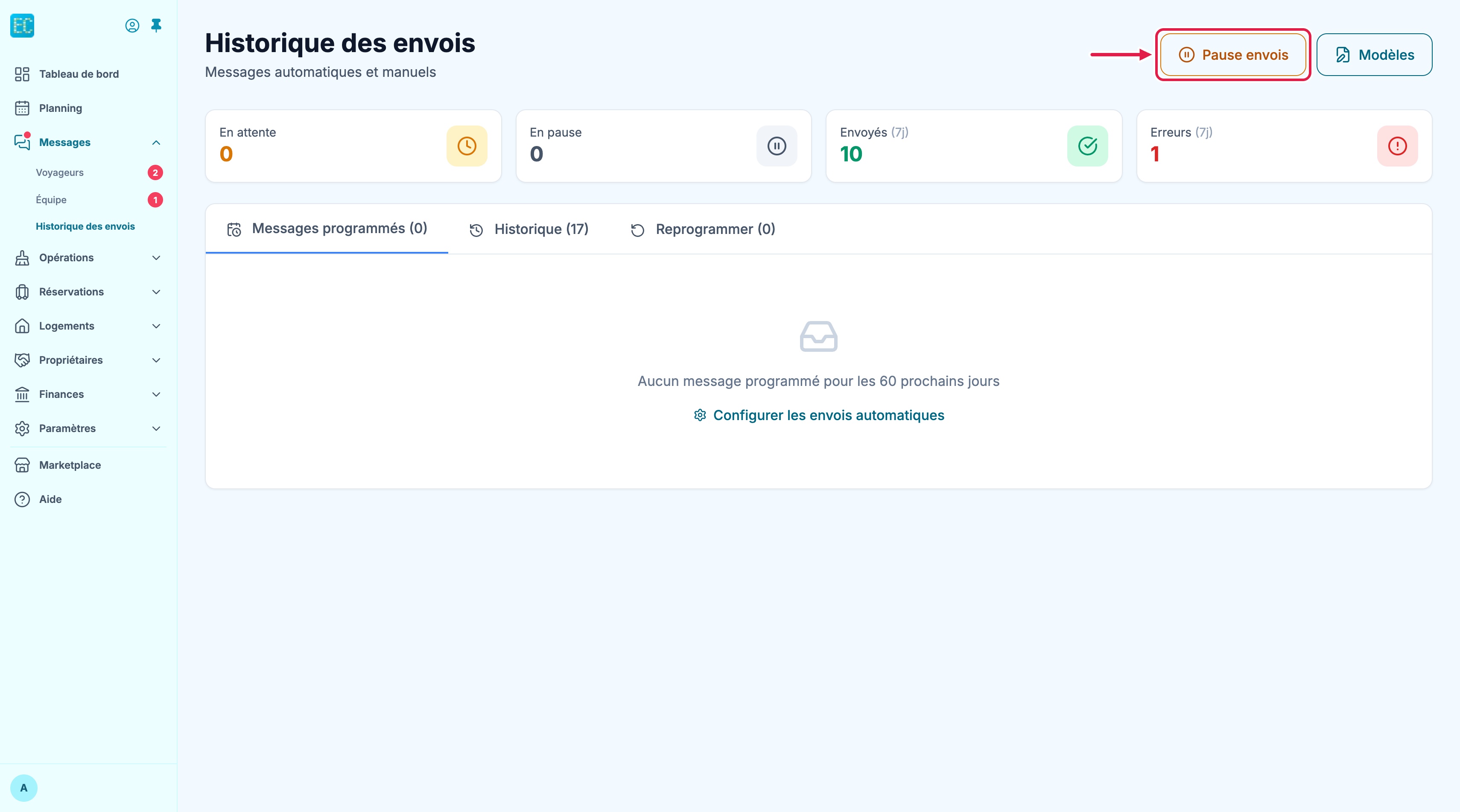 Historique des envois : bouton Pause envois encadré, bouton Modèles, quatre compteurs En attente, En pause, Envoyés et Erreurs sur 7 jours, onglets Messages programmés, Historique et Reprogrammer