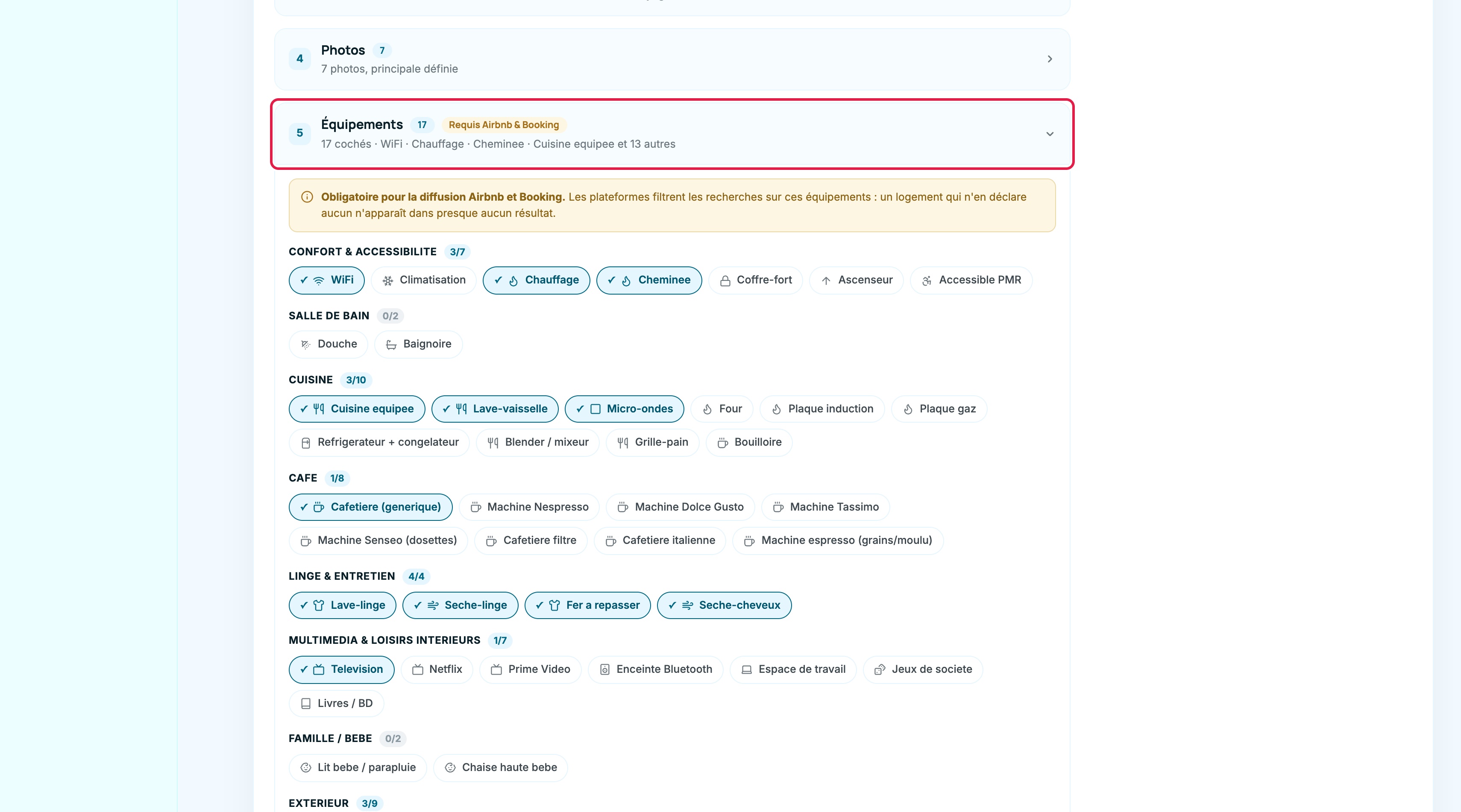 Fiche logement, onglet Publication : la carte « Équipements » est encadrée et dépliée, avec les équipements cochés regroupés par catégorie (Confort et accessibilité, Salle de bain, Cuisine, Café, Linge et entretien, Multimédia…)