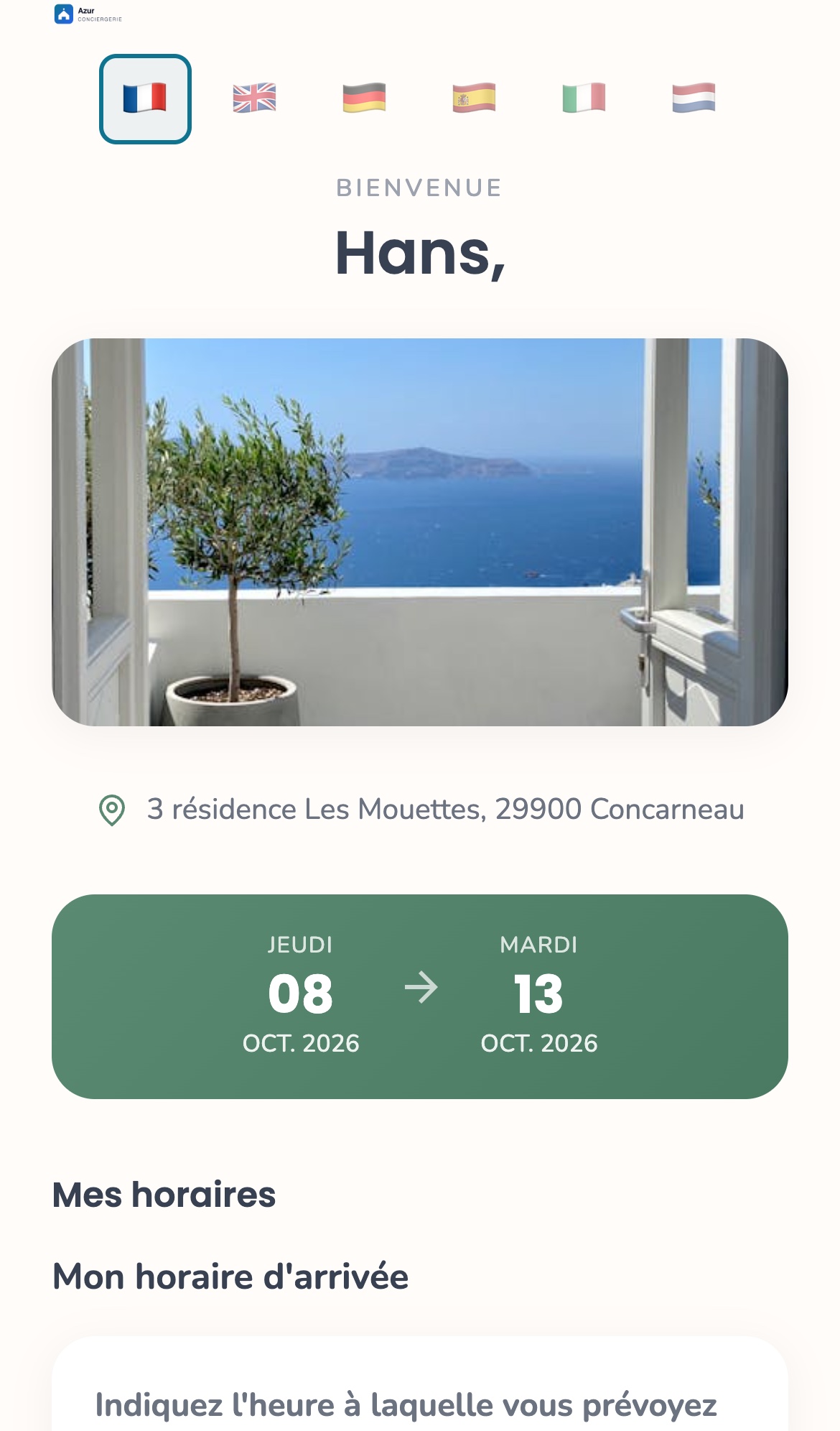 Haut du livret voyageur sur téléphone : logo de la conciergerie, six drapeaux de langue (français sélectionné), « Bienvenue » et le prénom du voyageur, photo du logement, adresse, dates du séjour et début du bloc « Mes horaires »