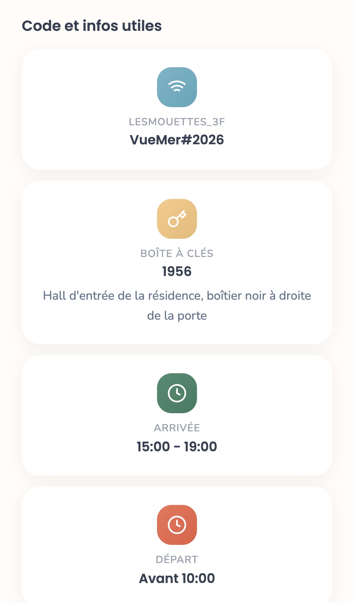 Livret voyageur sur téléphone, bloc « Code et infos utiles » : carte Wi-Fi avec le nom du réseau et le mot de passe, carte Boîte à clés avec le code, carte Arrivée 15:00 - 19:00 et carte Départ Avant 10:00
