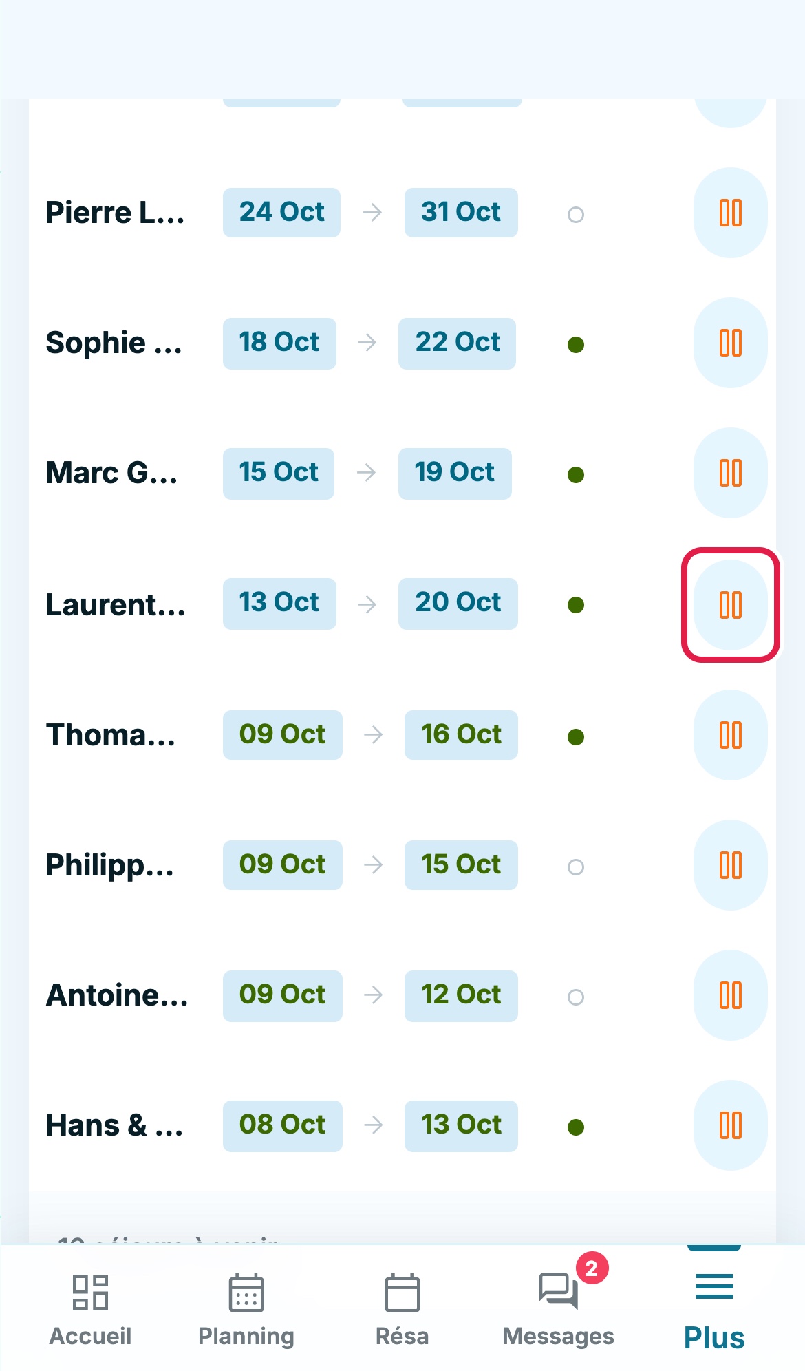 Liste des livrets dans l'application sur téléphone : le bouton pause orange d'une réservation est encadré
