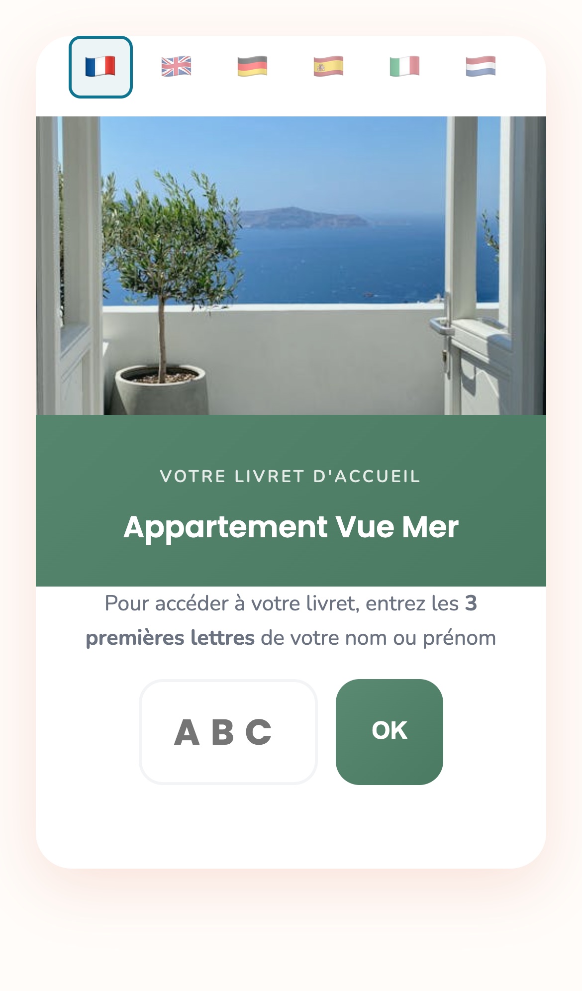 Écran d'identification du livret sur téléphone : six drapeaux de langue, photo et nom du logement, champ des 3 lettres et bouton OK