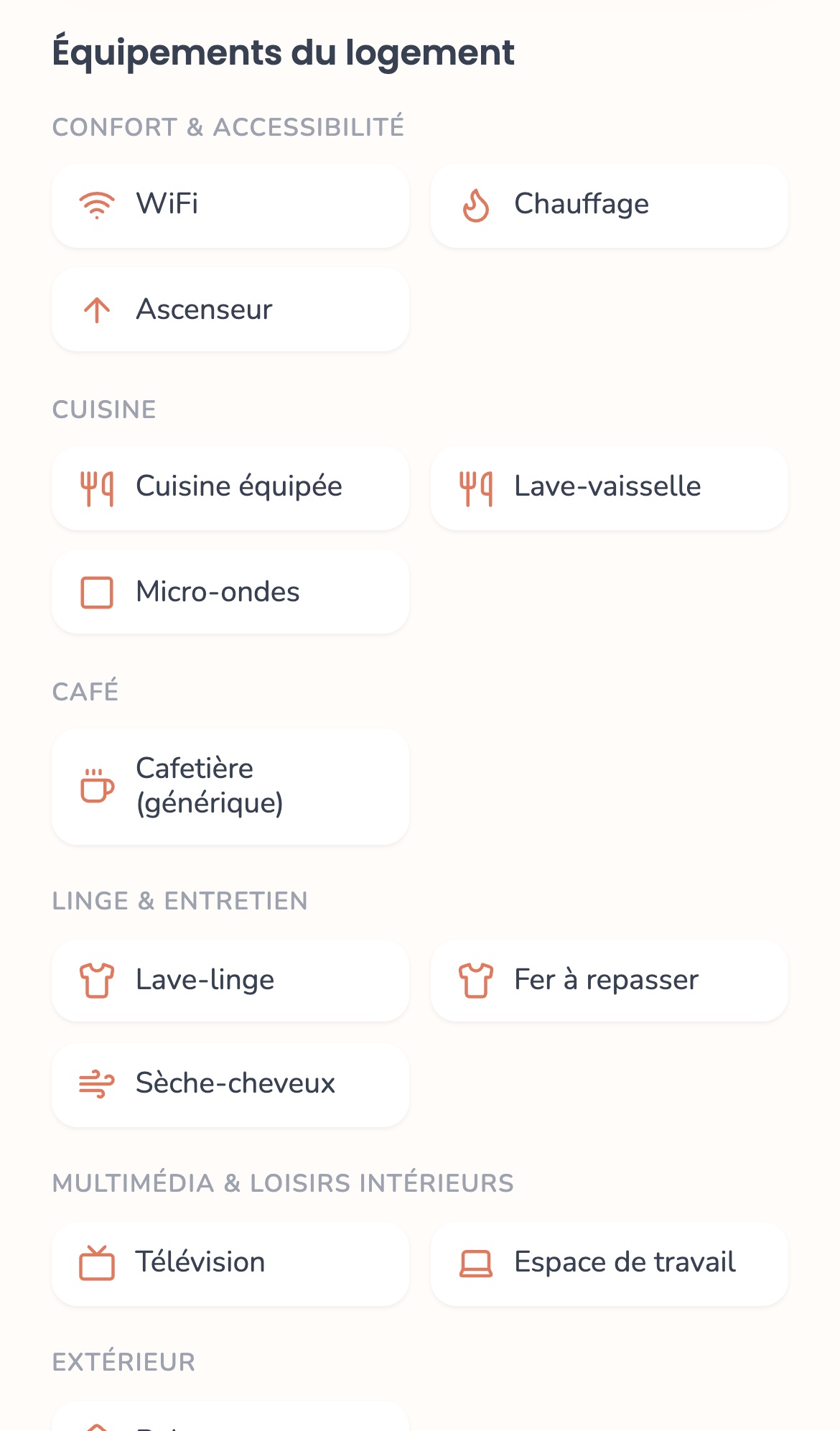 Bloc Équipements du logement sur téléphone, rangé par familles : Confort et accessibilité, Cuisine, Café, Linge et entretien, Multimédia