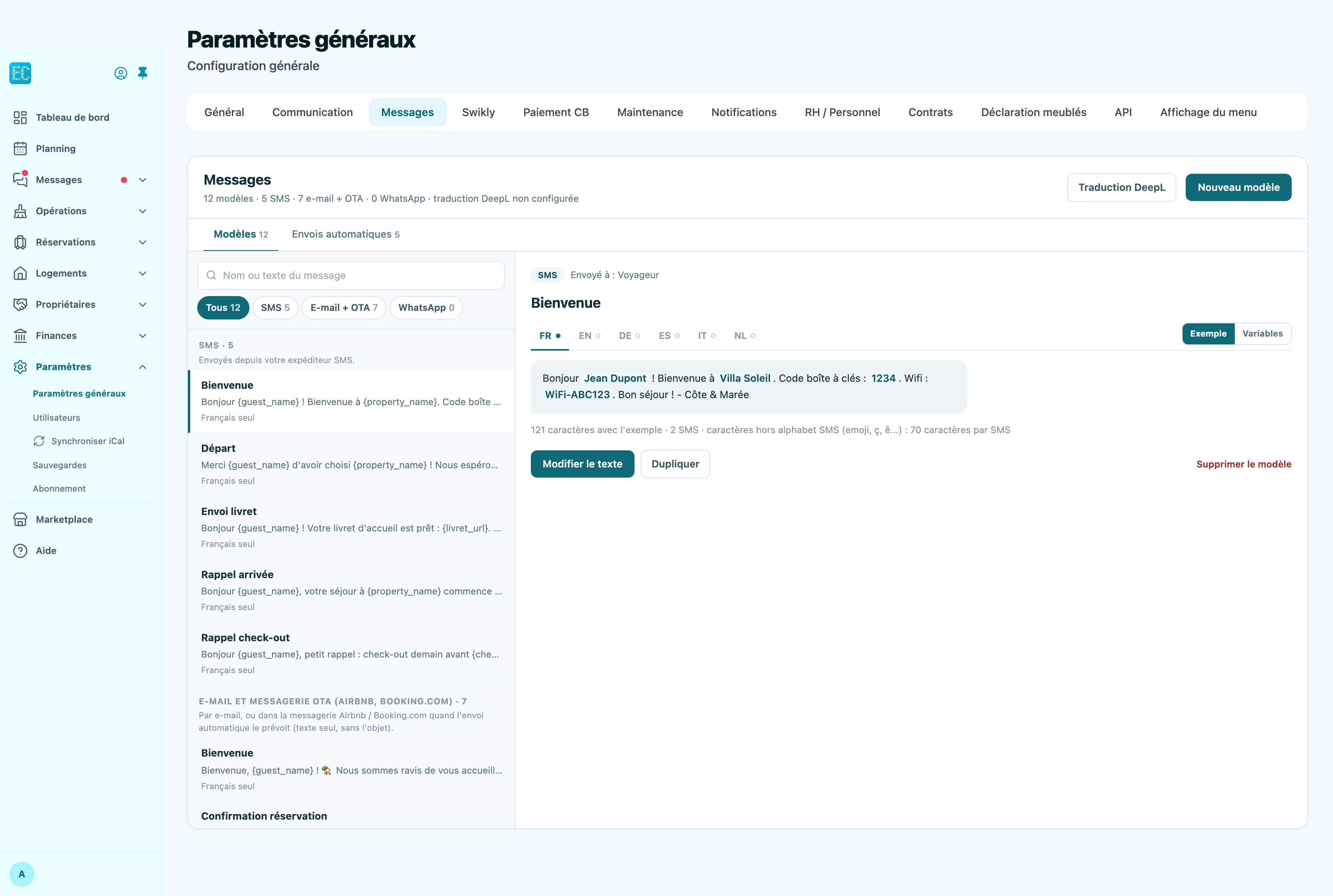 Paramètres, onglet Messages, sous-onglet Modèles : recherche et filtres Tous, SMS, E-mail + OTA et WhatsApp en haut de la liste, groupes SMS et E-mail et messagerie OTA à gauche, modèle choisi affiché à droite avec ses onglets de langue, la bascule Exemple ou Variables et les boutons Modifier le texte, Dupliquer et Supprimer le modèle