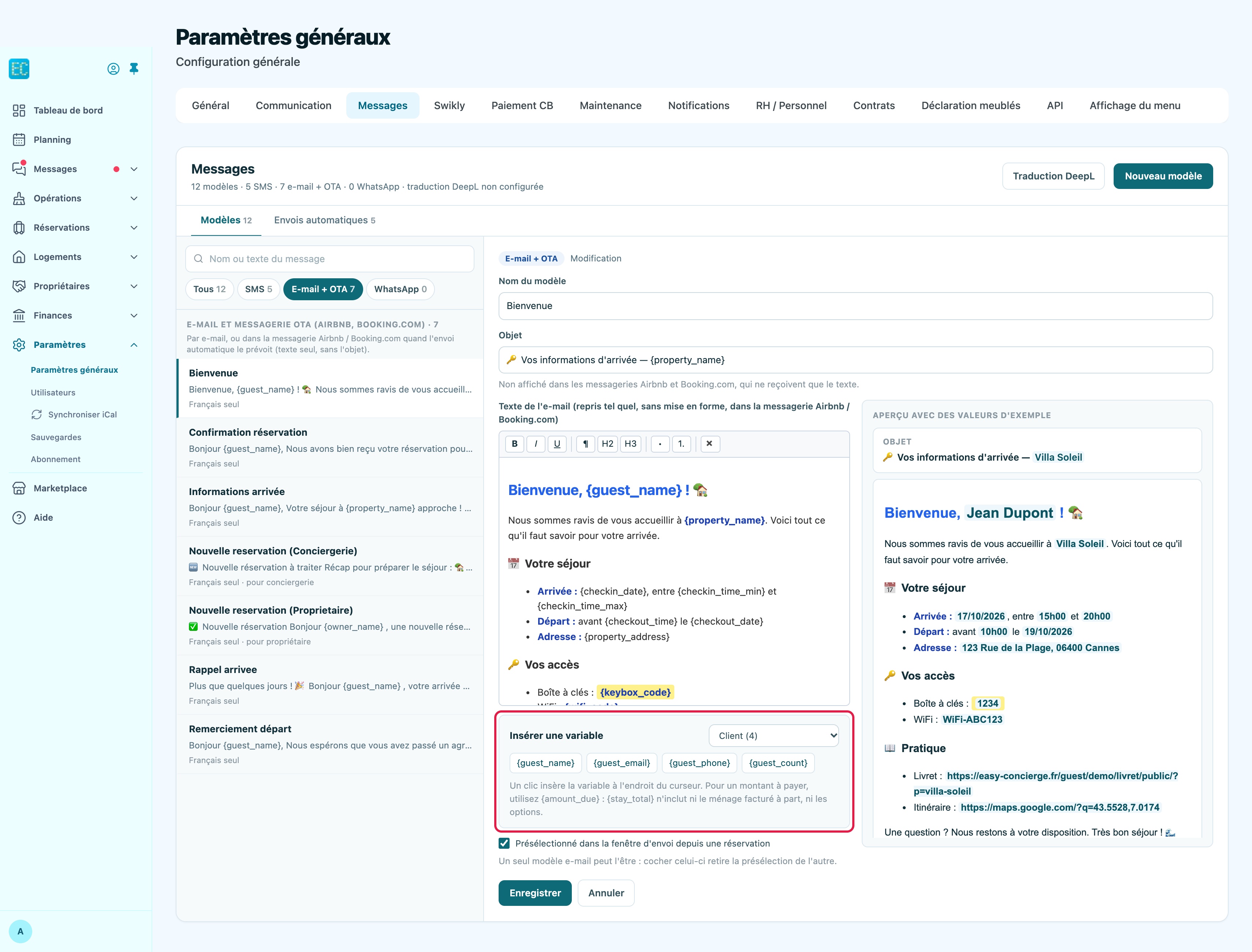 Panneau de modification d'un modèle e-mail : nom du modèle, objet, éditeur du texte, encadré Insérer une variable encadré avec sa liste de rubriques et ses variables, aperçu avec des valeurs d'exemple à droite, case Présélectionné dans la fenêtre d'envoi depuis une réservation cochée avec son aide, boutons Enregistrer et Annuler