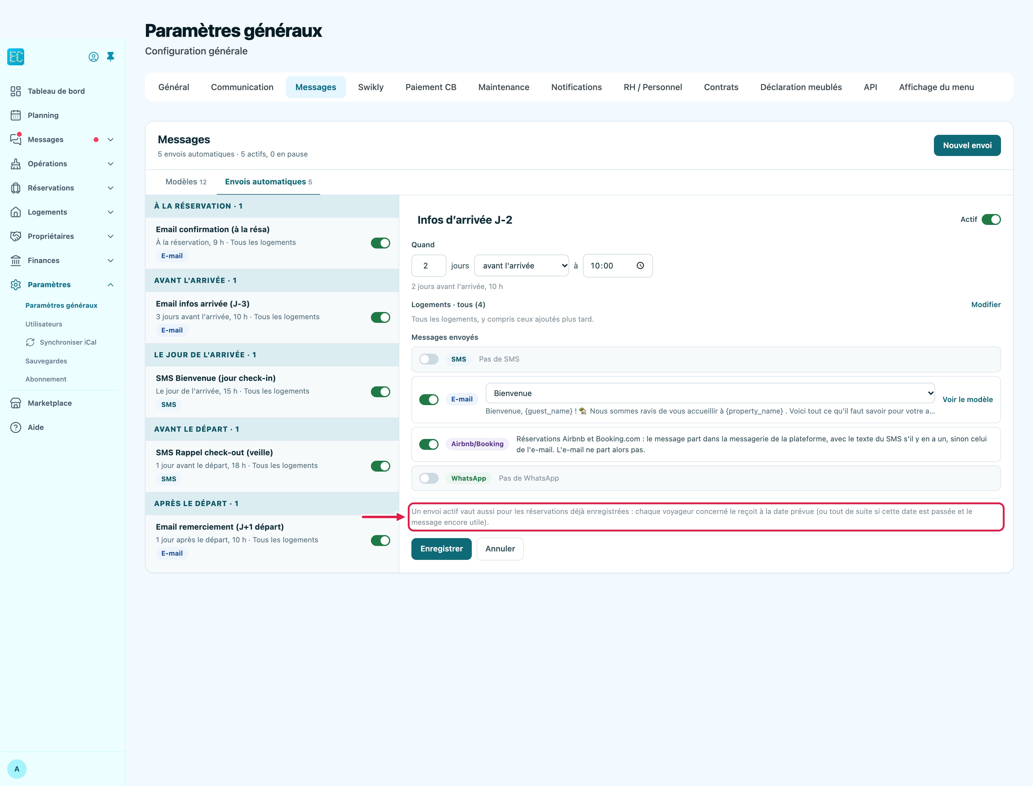Nouvel envoi rempli pour l'exemple : nom Infos d'arrivée J-2, 2 jours avant l'arrivée à 10:00, tous les logements, ligne E-mail allumée avec son modèle, ligne Airbnb/Booking allumée, et la phrase d'aide Un envoi actif vaut aussi pour les réservations déjà enregistrées encadrée au-dessus des boutons Enregistrer et Annuler