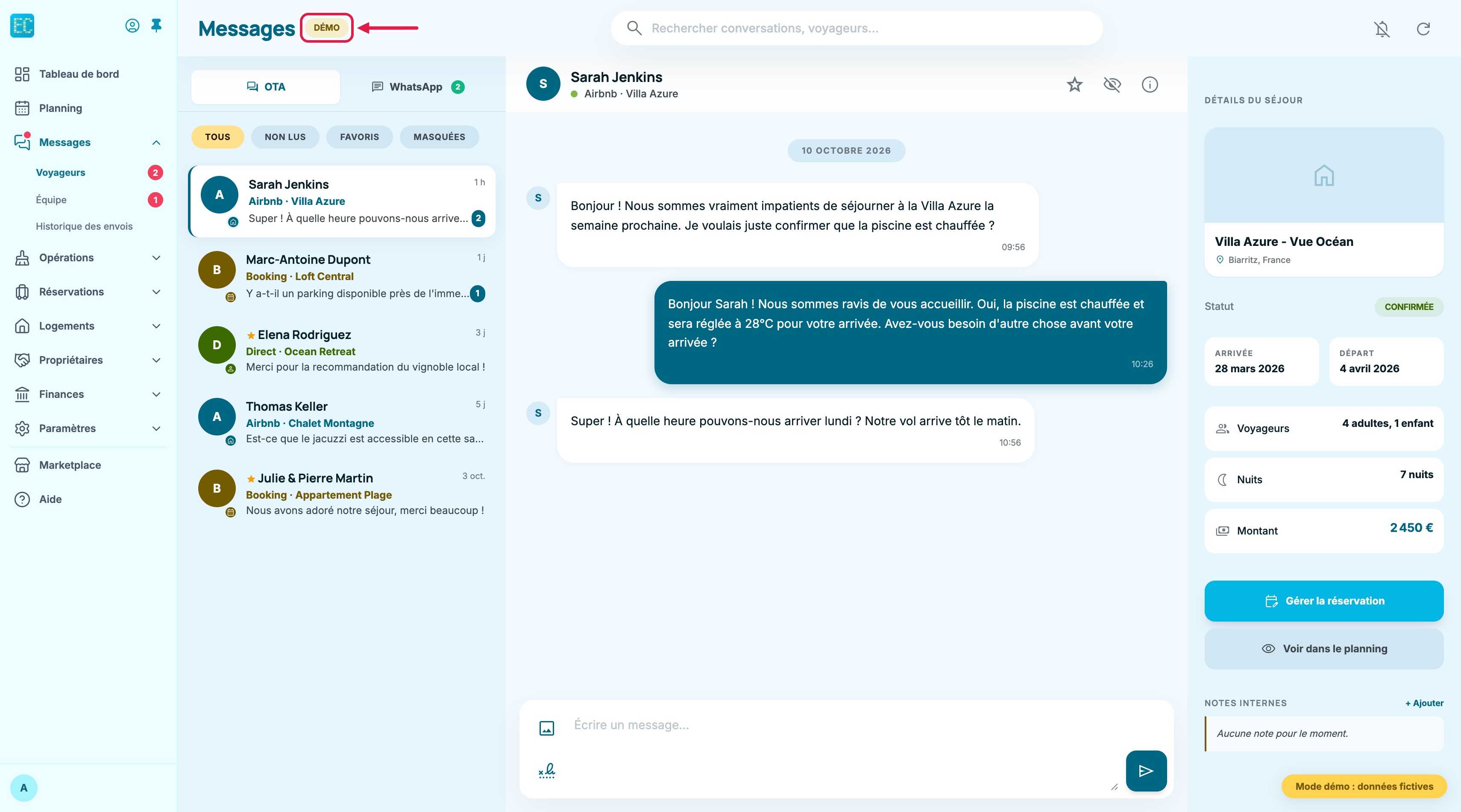 Messagerie sur ordinateur en mode démonstration : badge Démo encadré à côté du titre Messages, liste de conversations fictives à gauche avec les onglets OTA et WhatsApp, conversation d'exemple d'une voyageuse Airbnb au centre, détails du séjour à droite, étiquette Mode démo en bas à droite
