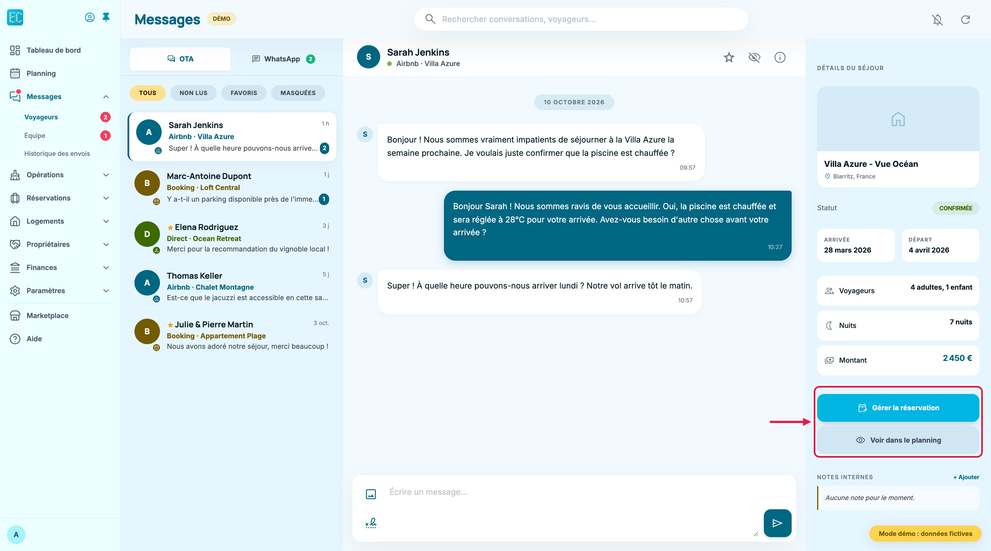 Panneau Détails du séjour d'une conversation fictive : logement Villa Azure, statut Confirmée, arrivée et départ, voyageurs, nuits, montant, et les boutons Gérer la réservation et Voir dans le planning encadrés