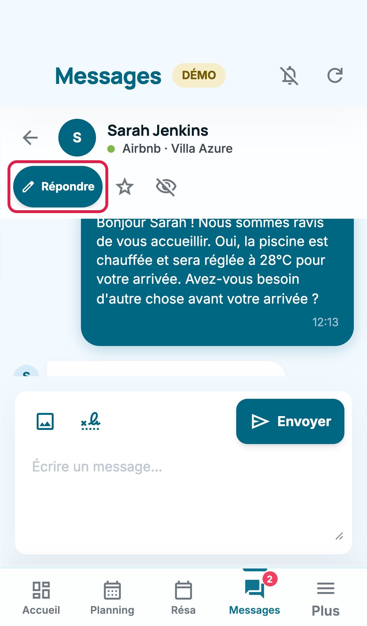 Messagerie sur téléphone en mode démonstration : conversation fictive ouverte, bouton Répondre encadré dans l'en-tête à côté de l'étoile et de l'œil barré, champ Écrire un message avec les boutons photo, signature et Envoyer, barre du bas avec l'onglet Messages