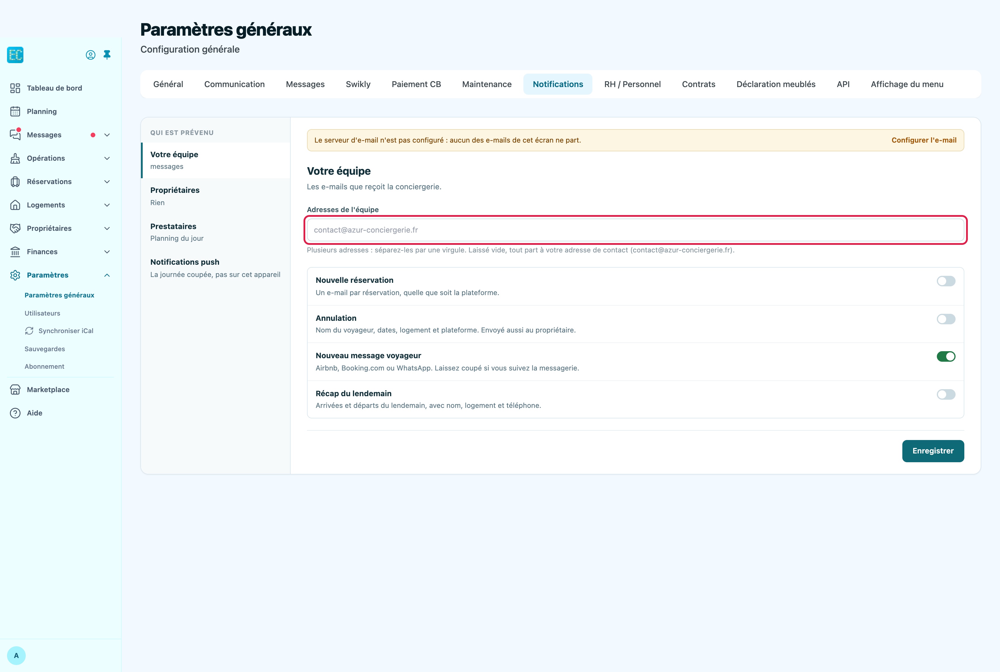 Paramètres, onglet Notifications, entrée Votre équipe du compte de démonstration : bandeau Le serveur d'e-mail n'est pas configuré avec le lien Configurer l'e-mail, champ Adresses de l'équipe encadré, puis les lignes Nouvelle réservation, Annulation, Nouveau message voyageur (seule allumée) et Récap du lendemain, chacune avec son interrupteur, et le bouton Enregistrer