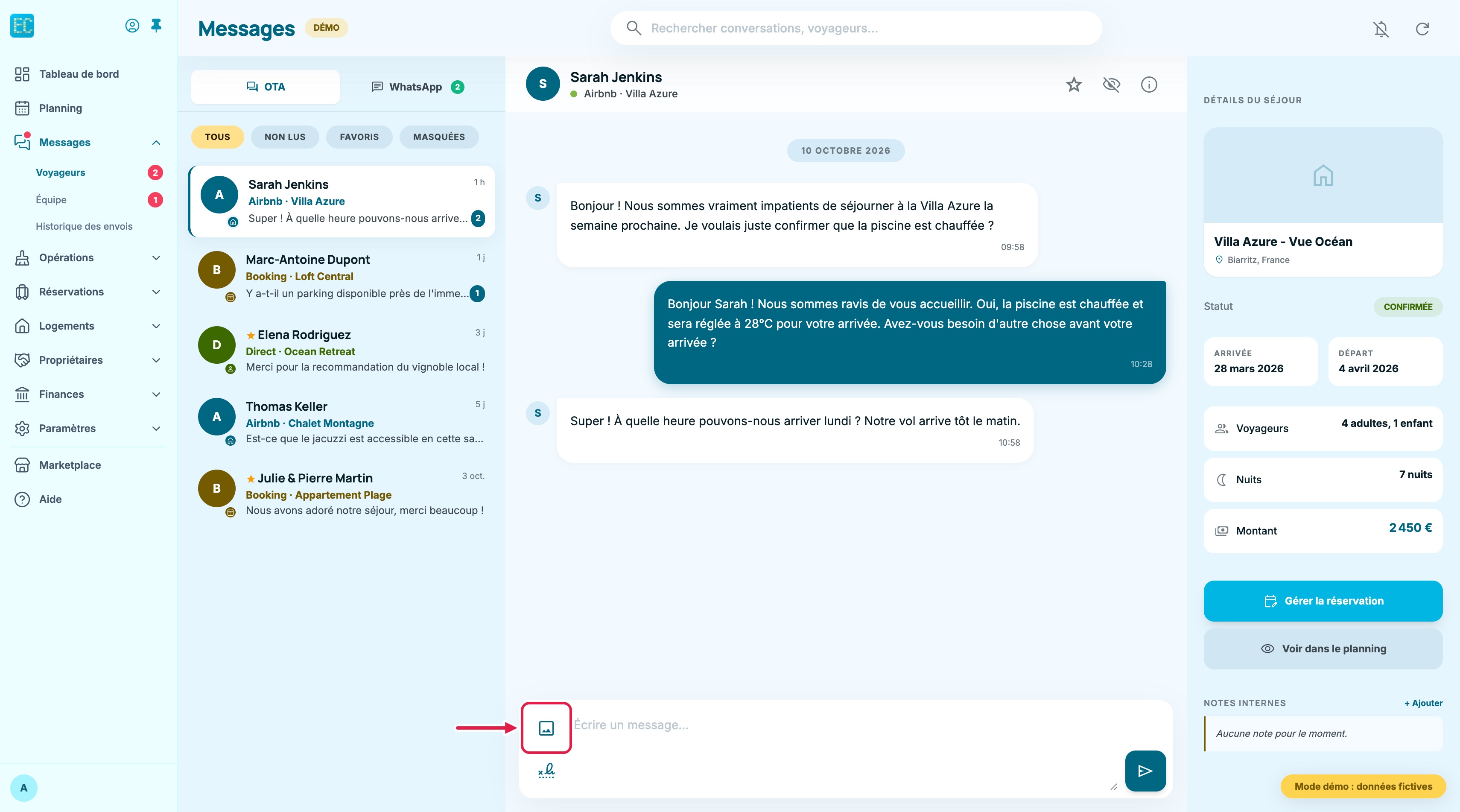 Messagerie sur ordinateur, onglet OTA : conversation d'exemple d'une voyageuse Airbnb ouverte au centre, détails du séjour à droite, icône image encadrée à gauche du champ Écrire un message