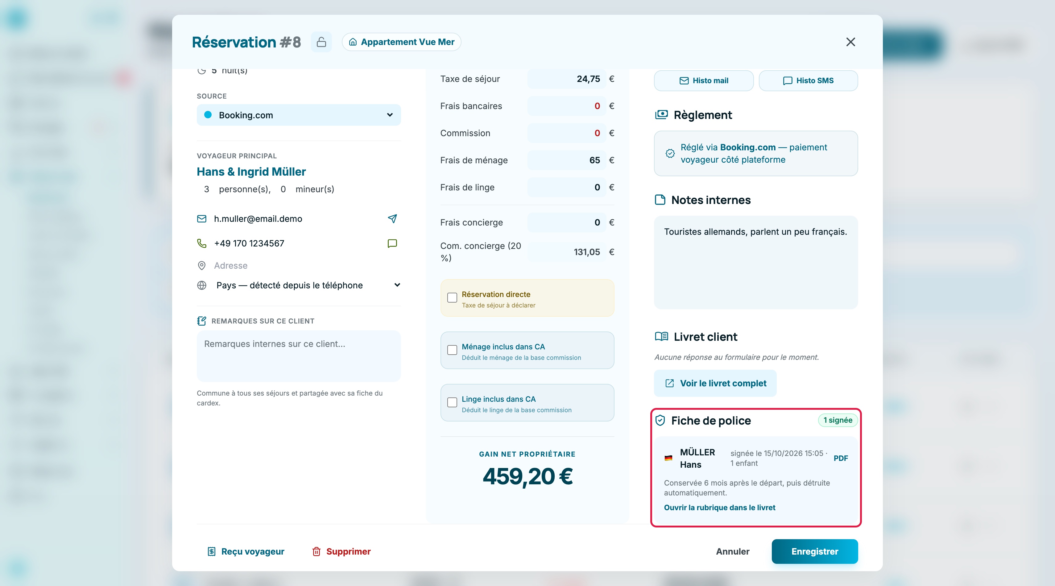 Fenêtre d'une réservation : bloc Fiche de police encadré, badge 1 signée, ligne MÜLLER Hans signée le 15/10/2026 avec 1 enfant et le lien PDF, mention de la conservation de 6 mois et lien Ouvrir la rubrique dans le livret