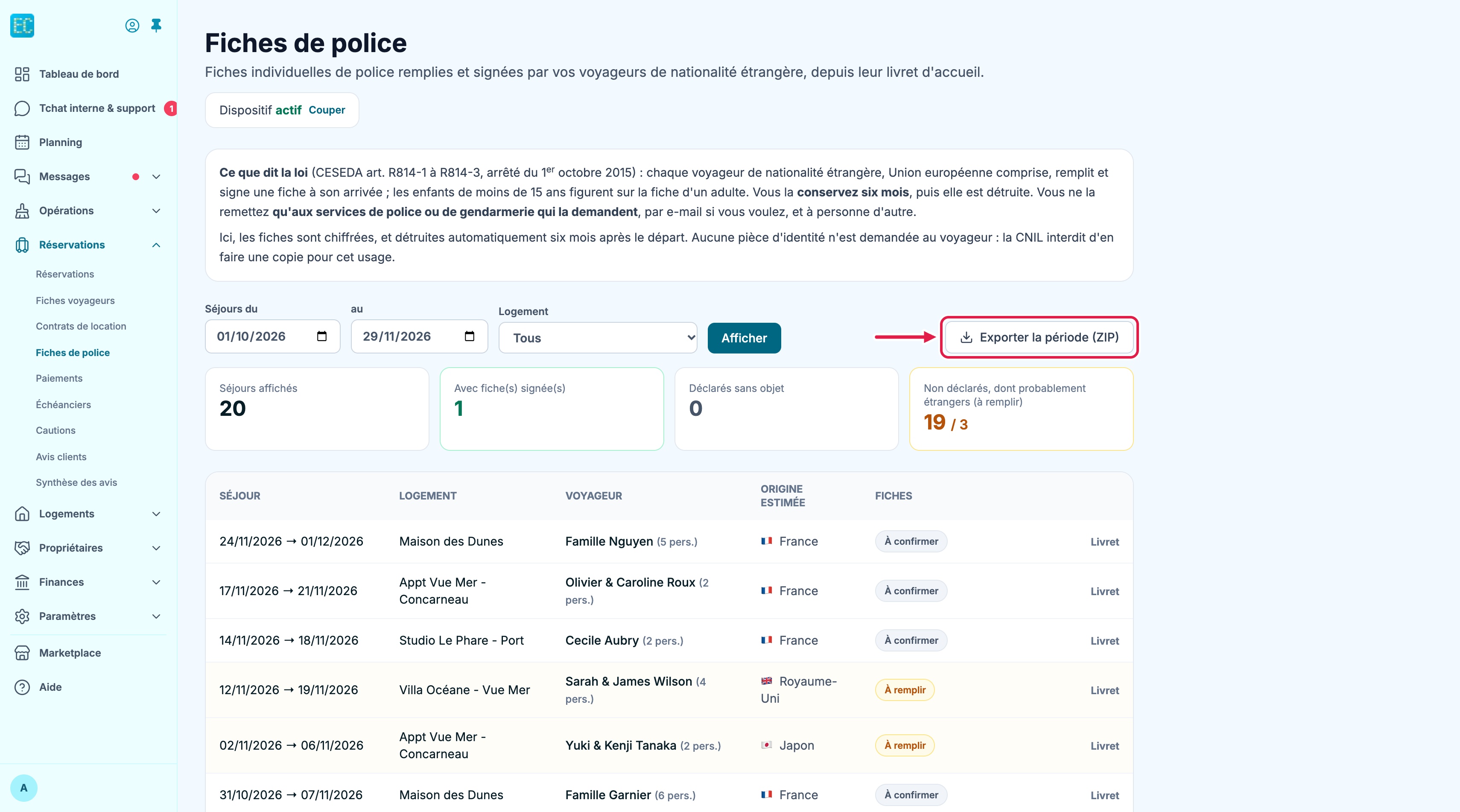 Page Fiches de police : interrupteur Dispositif actif, rappel de la loi, filtres de période et de logement, bouton Exporter la période (ZIP) encadré, quatre compteurs et le tableau des séjours avec leur origine estimée et leur état