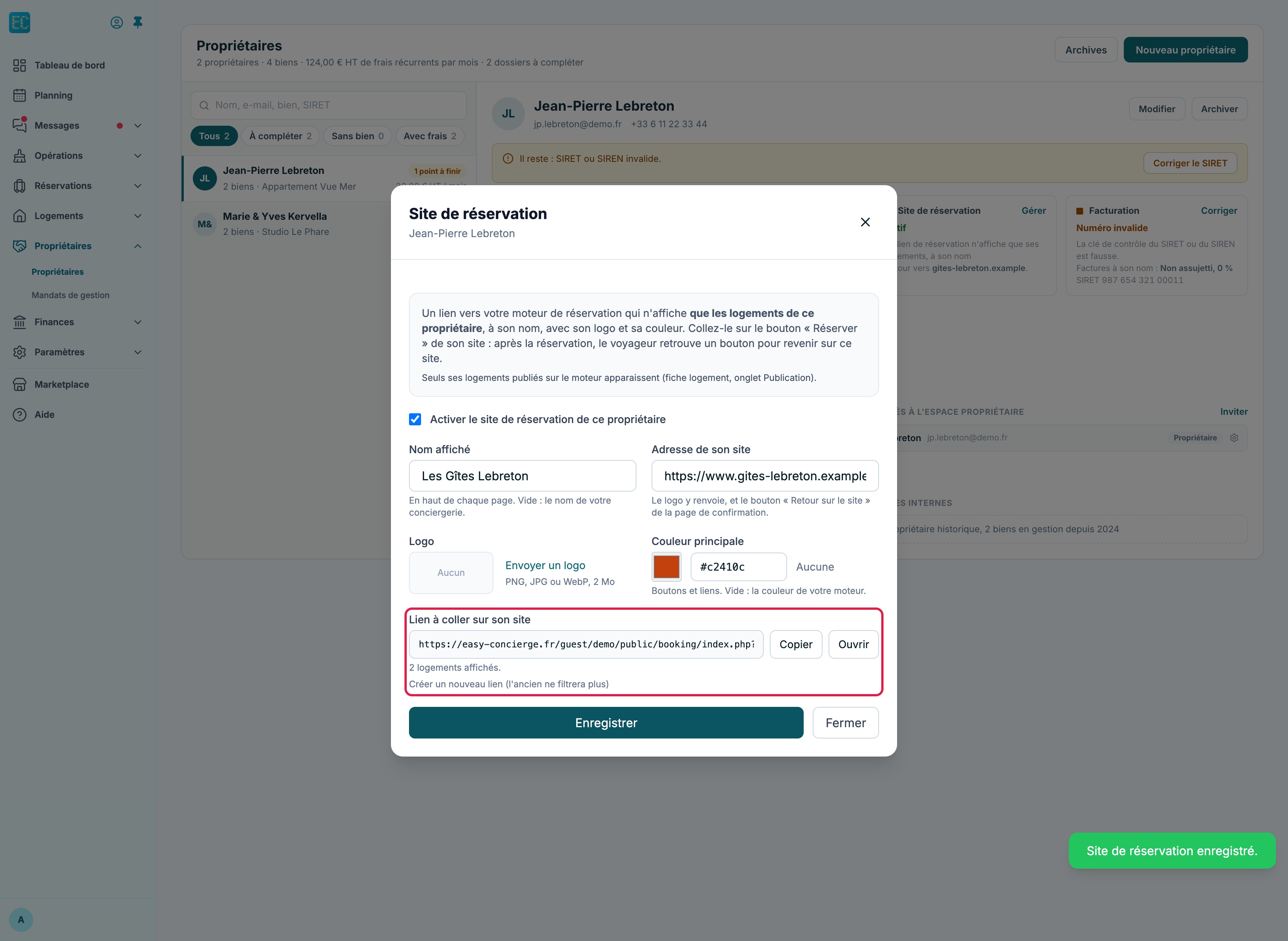 Fenêtre Site de réservation remplie et enregistrée : le bloc Lien à coller sur son site, avec les boutons Copier et Ouvrir et la mention 2 logements affichés, est encadré