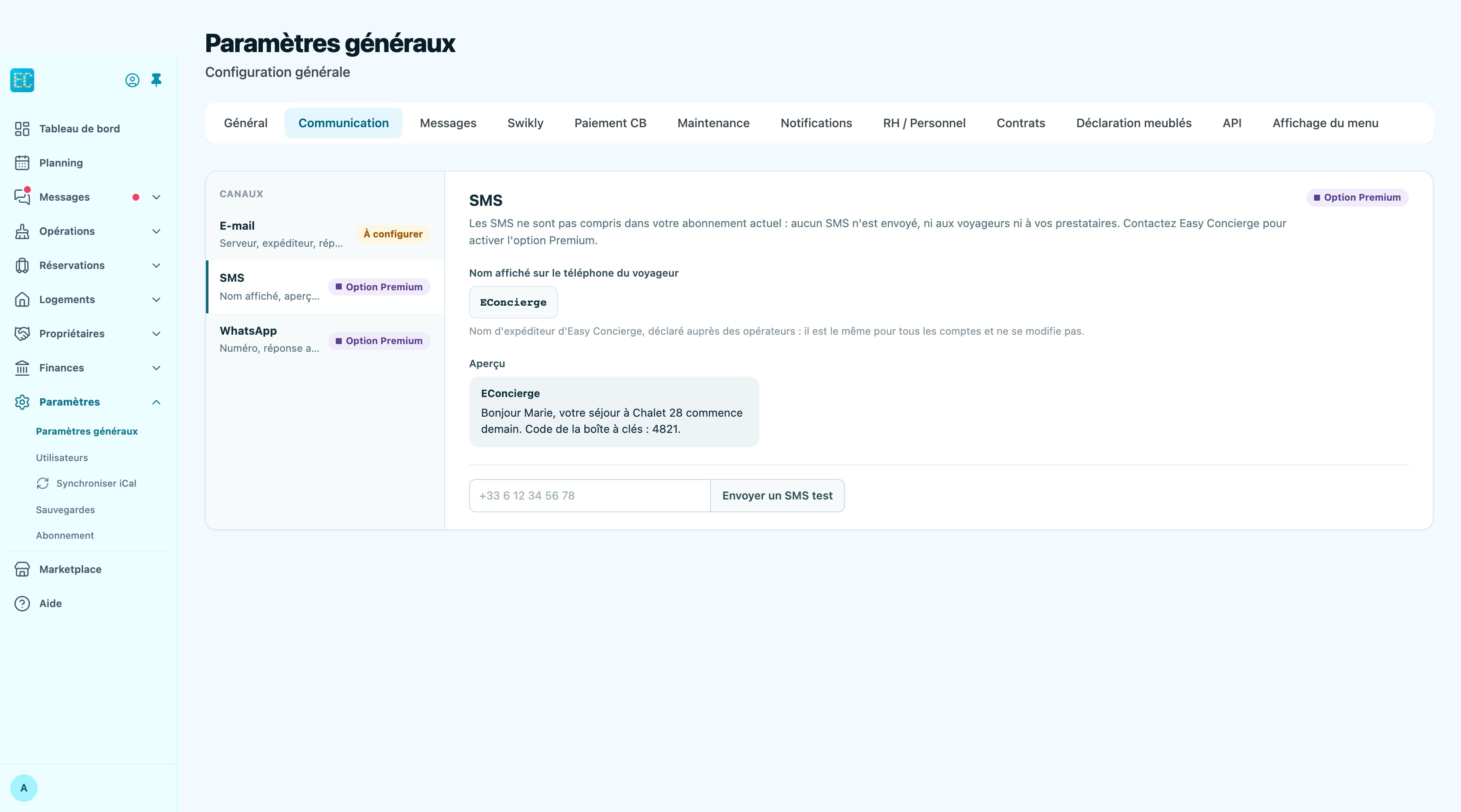 Paramètres, onglet Communication, canal SMS : en haut, le texte de la formule (ici celui du compte de démonstration, une ancienne formule sans option Premium, avec la pastille Option Premium), nom affiché EConcierge en lecture seule, aperçu d'un SMS, puis le champ de numéro et le bouton Envoyer un SMS test