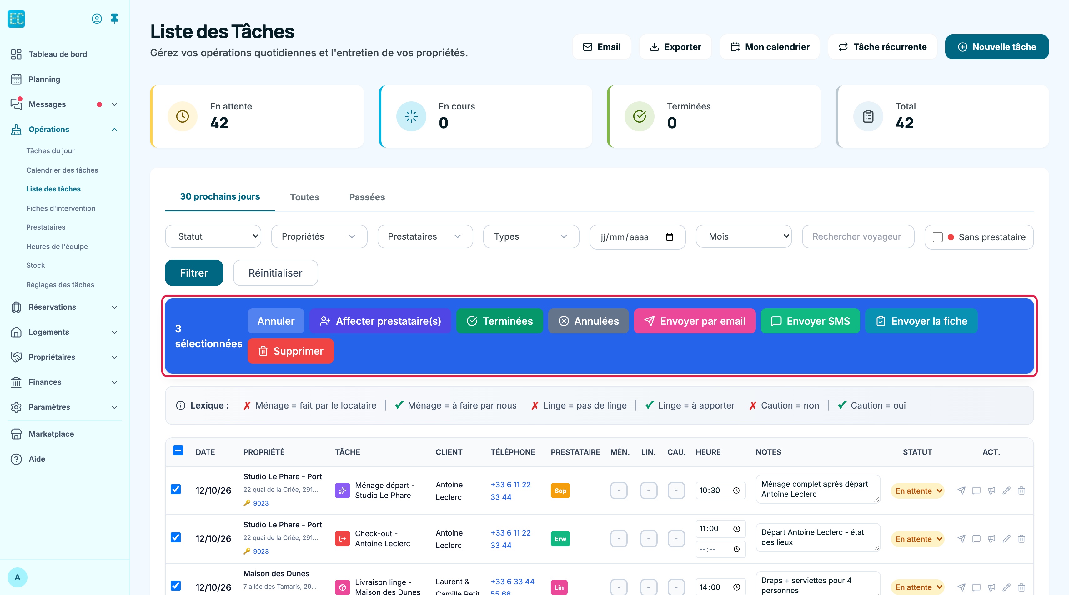 Liste des tâches avec trois tâches cochées et la barre de sélection : Annuler, Affecter prestataire(s), Terminées, Annulées, Envoyer par email, Envoyer SMS, Envoyer la fiche, Supprimer