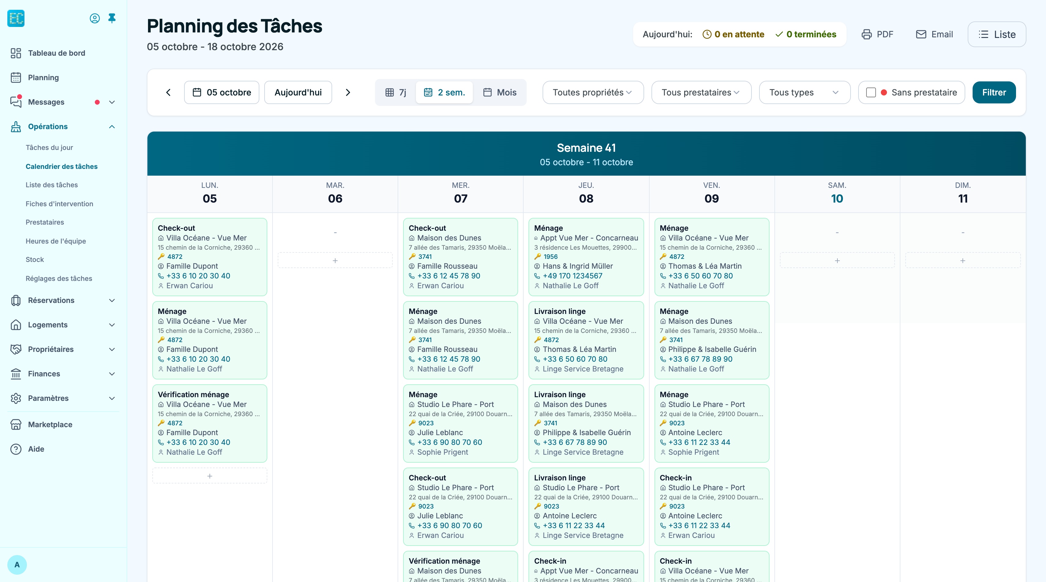 Page Calendrier des tâches en vue 2 semaines : boutons 7j, 2 sem. et Mois, filtres, et pour chaque journée ses tâches avec logement, code, voyageur, téléphone et intervenant