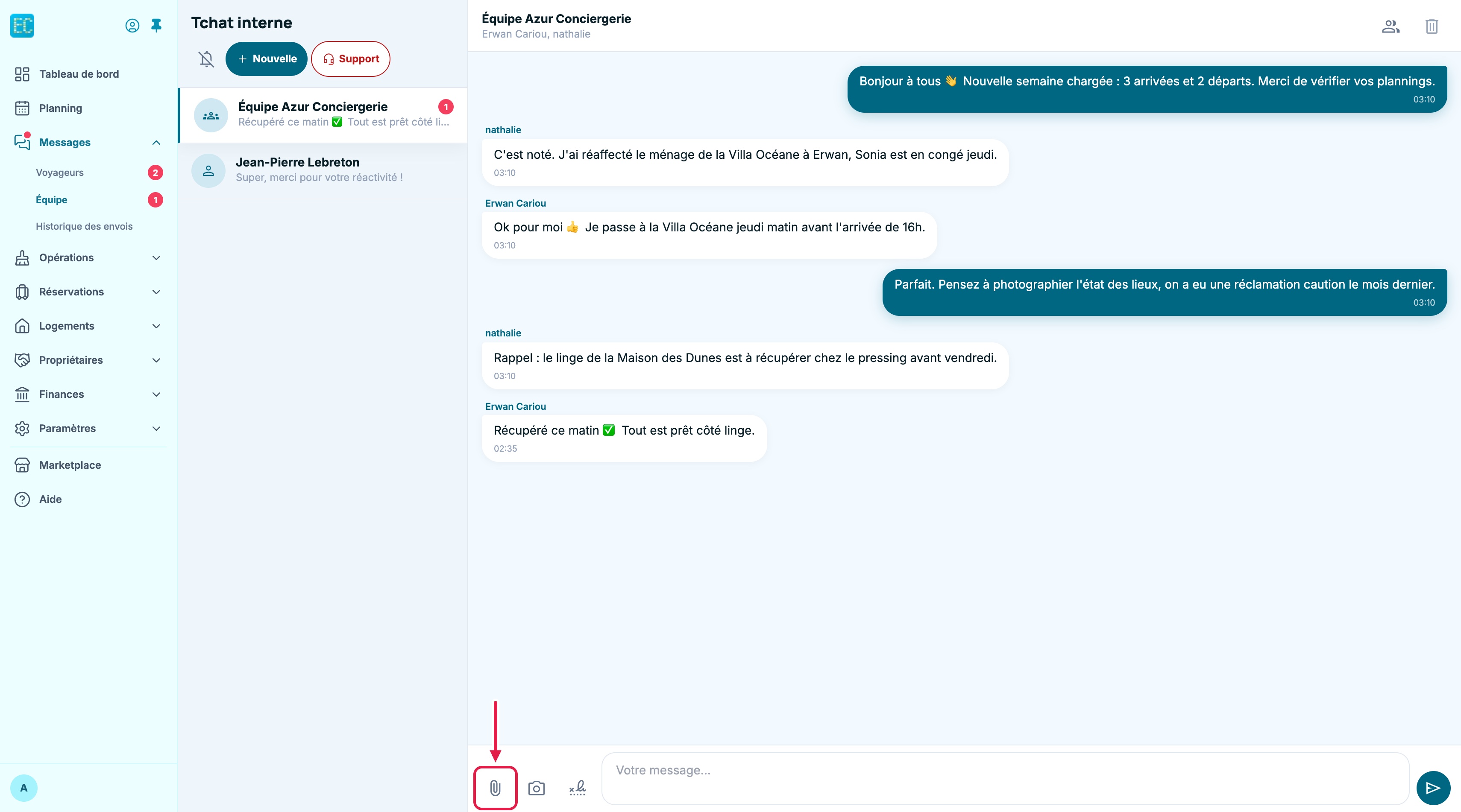Messages de l'équipe sur ordinateur : liste des conversations à gauche, fil Équipe Azur Conciergerie ouvert à droite, trombone encadré à côté des icônes appareil photo et signature