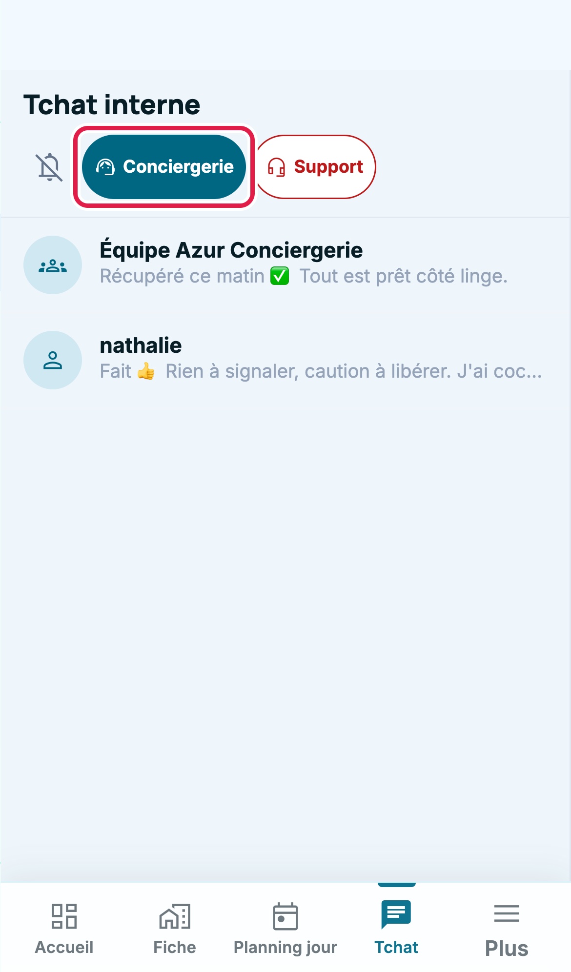Messages de l'équipe d'un prestataire sur téléphone : bouton Conciergerie encadré, bouton Support en rouge, liste de ses conversations