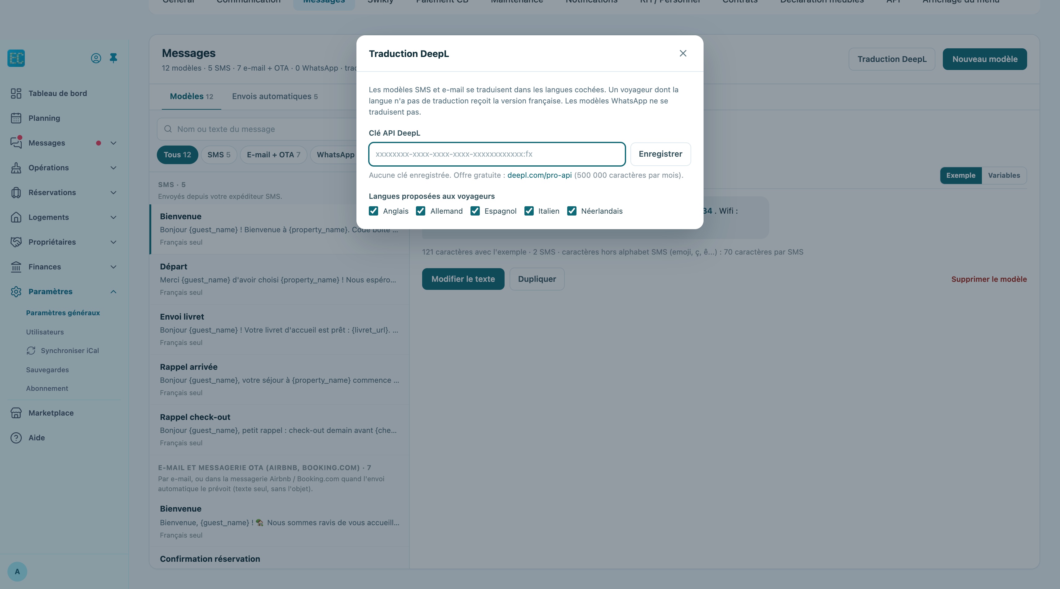Fenêtre Traduction DeepL ouverte depuis l'onglet Messages : texte d'explication, champ Clé API DeepL avec son bouton Enregistrer, lien vers l'offre gratuite, cases Anglais, Allemand, Espagnol, Italien et Néerlandais sous Langues proposées aux voyageurs