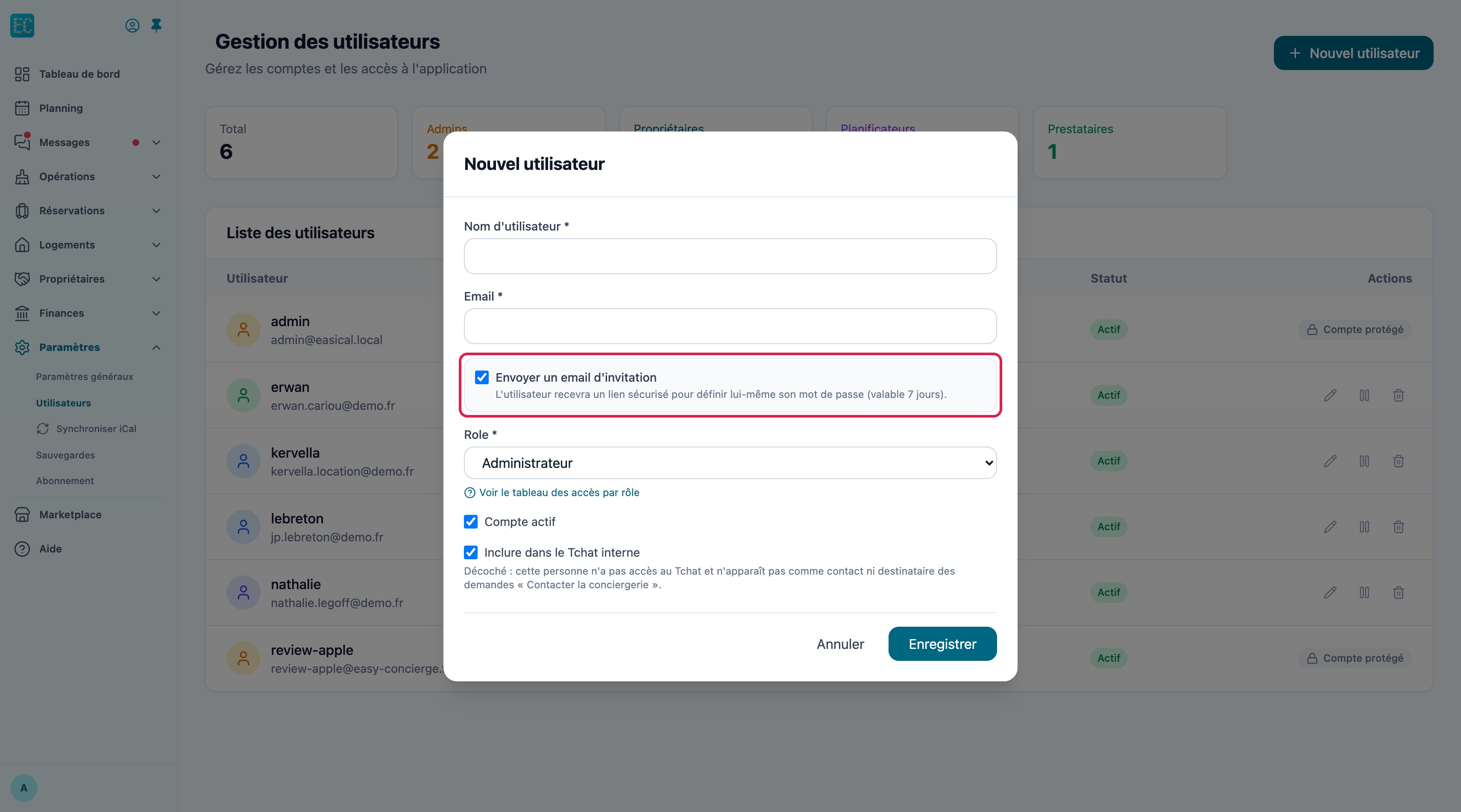 Fenêtre Nouvel utilisateur : nom d'utilisateur, e-mail, case Envoyer un email d'invitation cochée, choix du rôle, cases Compte actif et Inclure dans le Tchat interne