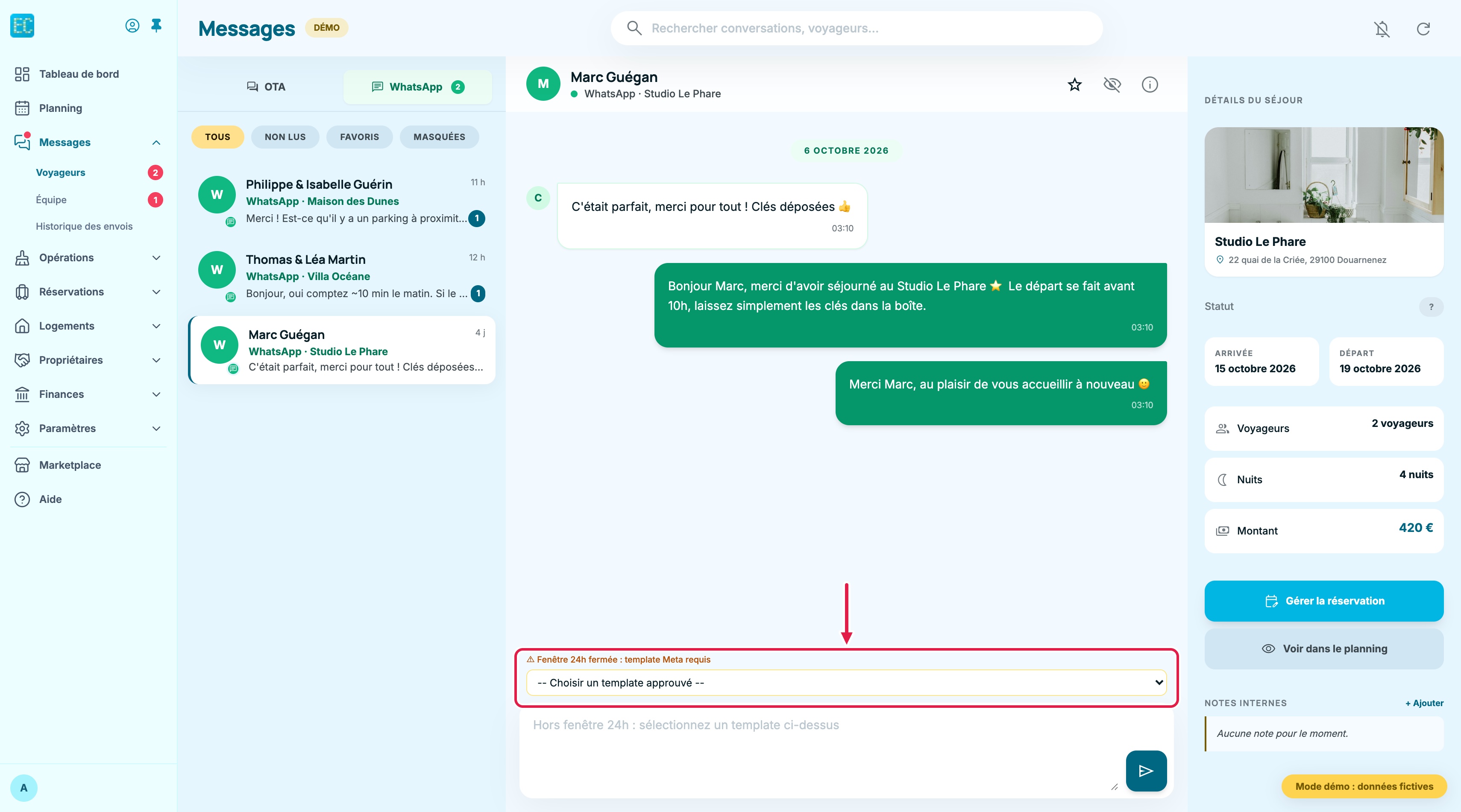 Messagerie, onglet WhatsApp : conversation du compte de démonstration ouverte avec un voyageur qui a écrit il y a quatre jours ; au-dessus du champ de réponse, la mention Fenêtre 24h fermée et la liste Choisir un template approuvé sont encadrées ; détails du séjour à droite